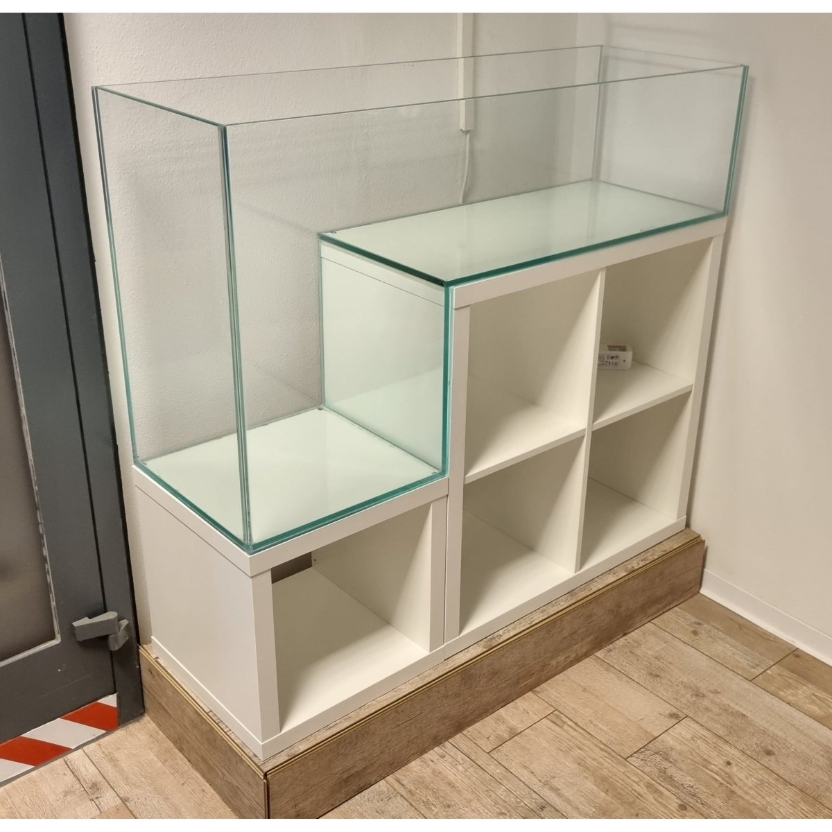 OptiWhite-Aquarium 117,5x39x65,5/30cm (LxTxH) DropOff 194l für IKEA Kallax - GarnelenTv-Shop
194L Glasbecken – Perfekt für Pflanzen & Aquarienbewohner